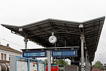 Platform canopy between the tracks Langen Bahnsteigdach.jpg