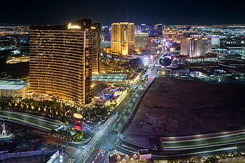 Vue nocturne du Las Vegas Strip depuis le Resorts World Las Vegas. (définition réelle 5 610 × 3 740)