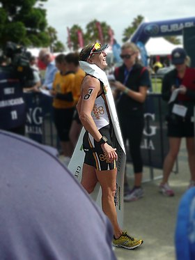 Laura Siddall als Siegerin des Geelong Triathlon, 2013