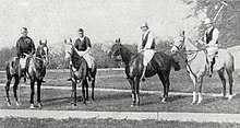 Photo de quatre cavaliers sur leur cheval.