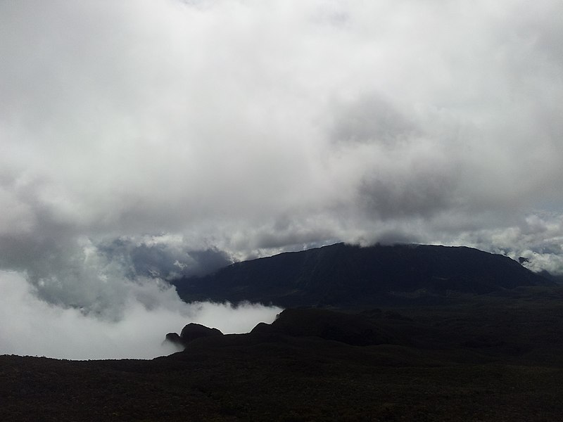 File:Le Mazerin et le rempart avec Salazie - panoramio.jpg