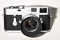 ფოტოაპარატი Leica M2, რომლის მოდელითაც კორდამ ფოტო გადაიღო
