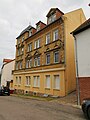 Mietshaus in offener Bebauung