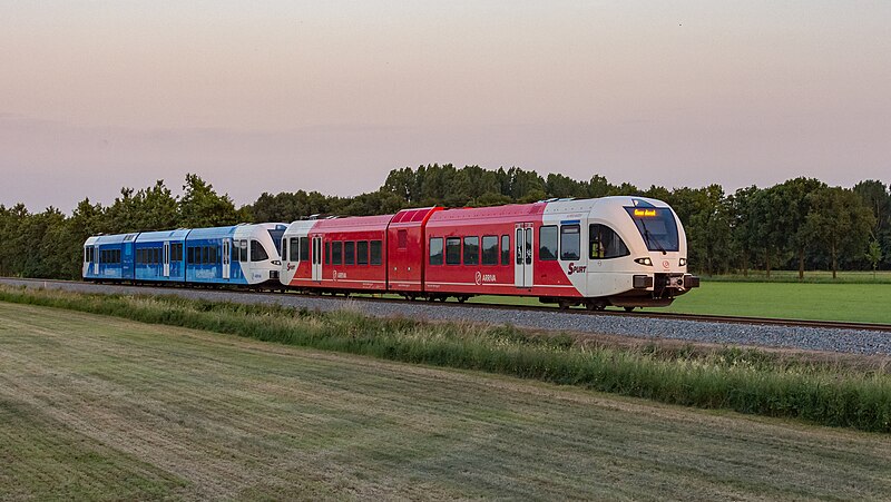 File:Lievelde Arriva 264 brengt de 516 naar Zutphen (35393971106).jpg