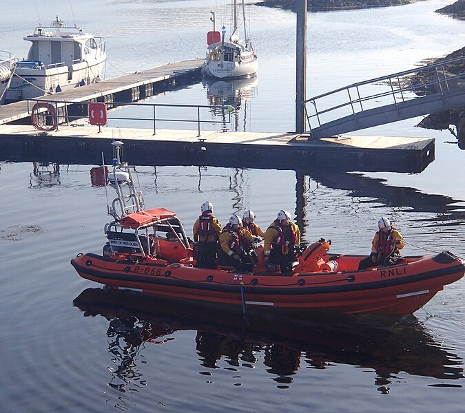 File:Lifeboat launch, Kyle of Lochalsh - geograph.org.uk - 4120084.jpg