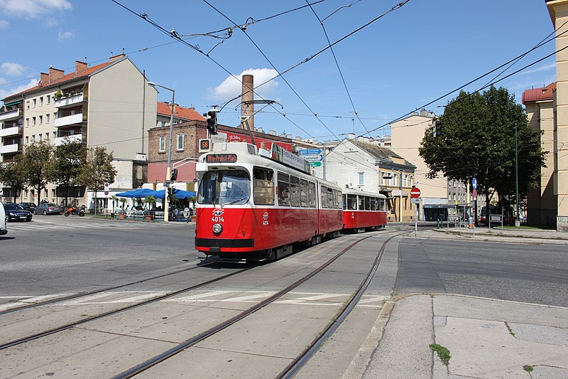 File:Linie 68 Neilreichgasse bei Raxstrasse.JPG