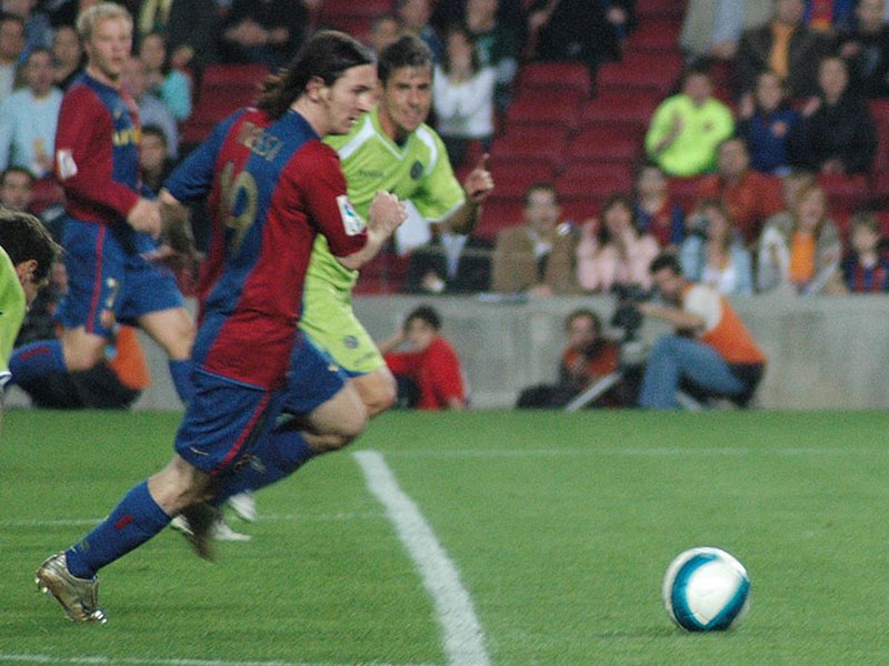 صورة:Lionel Messi goal 19abr2007.jpg