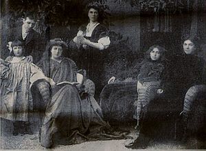 Lynch, Luisa con sus hijas.jpg