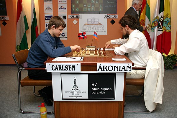 Carlsen playing Levon Aronian at Linares 2007