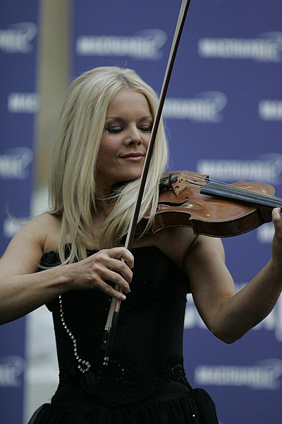 File:Mairead Nesbitt at Macquarie Shopping Centre, Sydney.jpg.