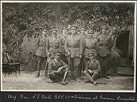 מייג'ור גנרל סטנלי מוט (בחזית) יחד עם מטה הדיוויזיה ה-53 (בתחתית הצילום רשום שצולם ב"מפקדה גרמנית")