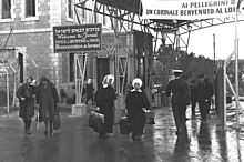 The Mandelbaum Gate in operation, 1955 Mandelbaum gateway.jpg