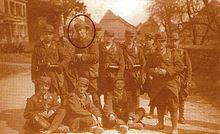 Maurice Chevalier en compagnie de quelques camarades de régiment à Belfort, avril 1914.