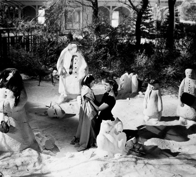 Margaret O'Brien and Judy Garland in Meet Me in St. Louis