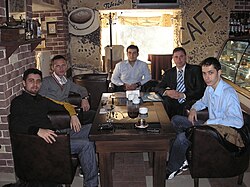 Kofe zalı. Soldan sağa: Proger, Gulustan, Sefer azeri, Pretenderrs, Muradwu