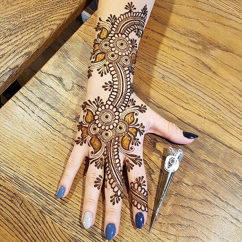 File:A hand adorned with 'Mehndi' gives the taste of traditional Indian  Festivity during the 'Teej Festival' at Dilli Haat in New Delhi on August  07, 2005.jpg - Wikimedia Commons