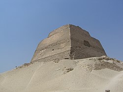 A mejdúmi piramis, Huni piramisa
