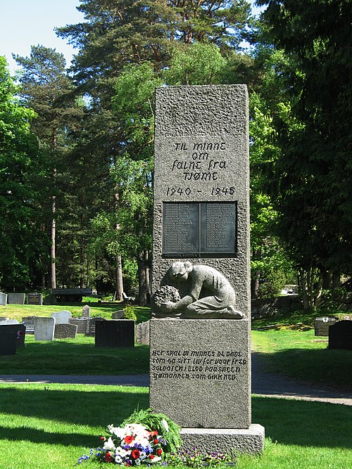 Minne om falne fra Tjøme i 2. verdenskrig ved Tjøme kirke. Minnesmerket bekranses hver 17. mai.