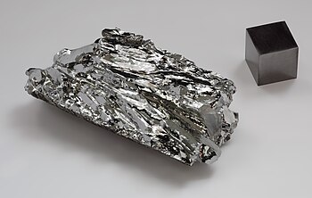 Molybdenum crystal and cube