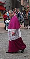 Biskup v chórovém oblečení, jehož součástí je rocheta