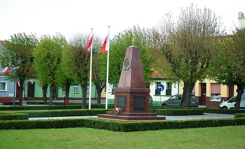 File:Monument, Ksiaz Wlkp., Market Square (2).jpg