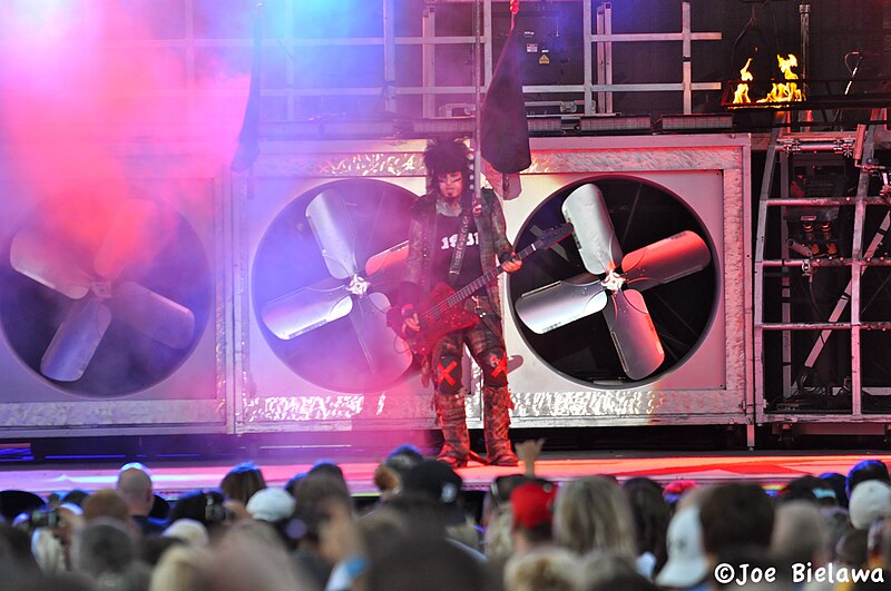 File:Motley Crue -DSC 1300- 8.29.12 (7895143614).jpg