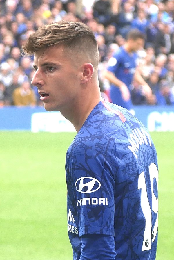 Mount playing for Chelsea in 2019