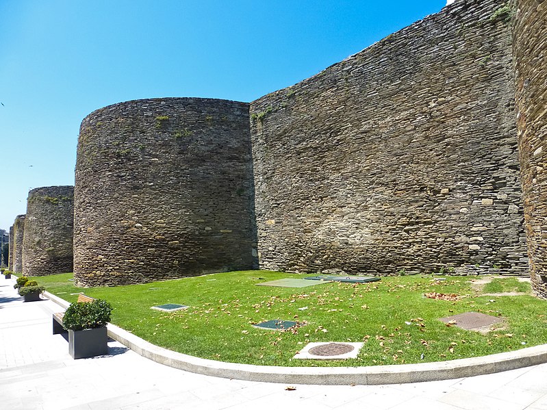 File:Muralla romana de Lugo, torres redondas de la muralla.jpg