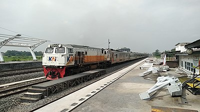 Kereta api Mutiara Selatan berjalan langsung melewati Stasiun Krian, 20 Oktober 2022