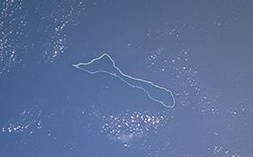 Image satellite de l'atoll (non orientée au nord).