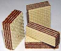 وافر رقاقة نابوليتانا (Neapolitan wafer) [الإنجليزية] محشوة بالشوكولاتة.