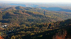 Vista dalla cima della montagna Gauley, guardando sopra la città di Ansted verso il New River Gorge Bridge a quasi sei miglia di distanza.