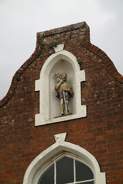 File:Niche figures at Merley Hall Farmhouse - geograph.org.uk - 1229324.jpg