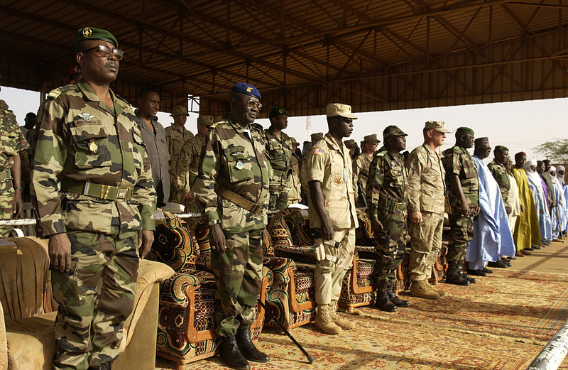 File:Niger Tahoua military review 2006.jpg