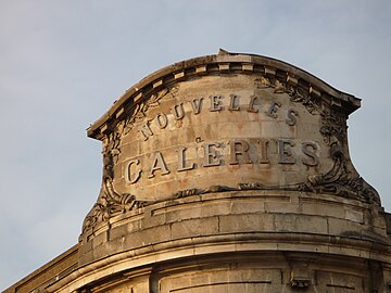 Fronton de style Art nouveau des Nouvelles Galeries.