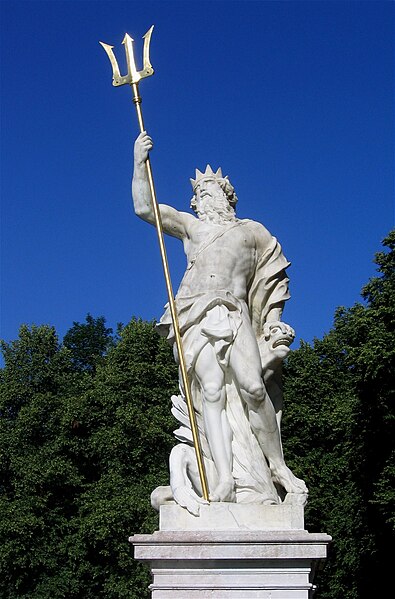 File:Nymphenburg-Kaskade-Statue-6b.jpg