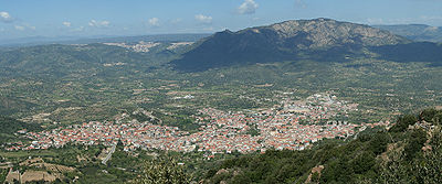 Blick vom Supramonte auf Oliena (vorne), oben die Provinzhauptstadt Nuoro