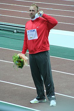 Robert Harting voitti MM-hopeaa Osakassa.