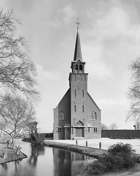 File:Overzicht van de westgevel met kerktoren - Zevenhoven - 20378498 - RCE.jpg