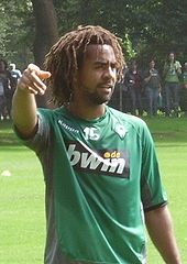 Der Fußballer Owomoyela im Trikot von Werder Bremen (2007)