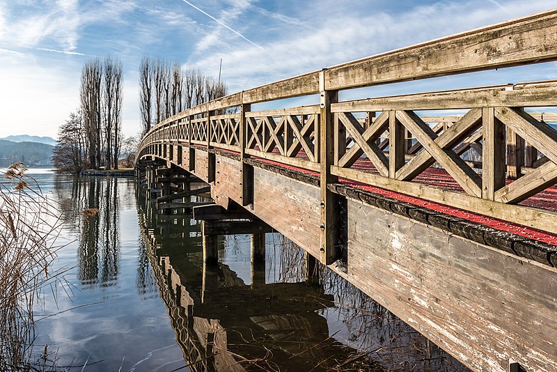 File:Pörtschach Promenadenbad Brücke zur Blumeninsel 23122017 2136.jpg