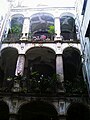 Palais avec l'escalier dans l'axe du passage.