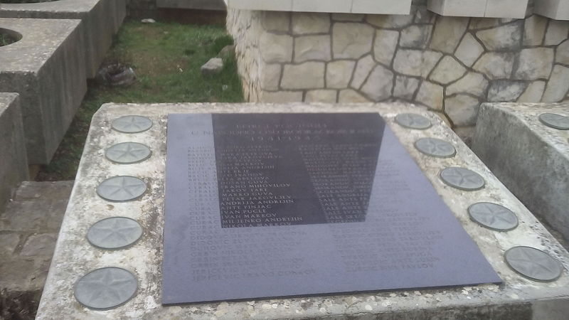 File:Partizanski spomenik, Žrnovo 104019.jpg