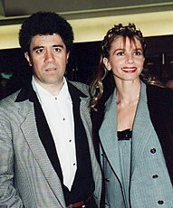 Pedro Almodóvar, en compagnie de Victoria Abril, à la cérémonie des Césars, en 1993...