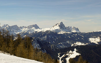 Vista del Puez, delle Odle, del Sass de Putia e delle Odle di Eores, con il monte Tullen