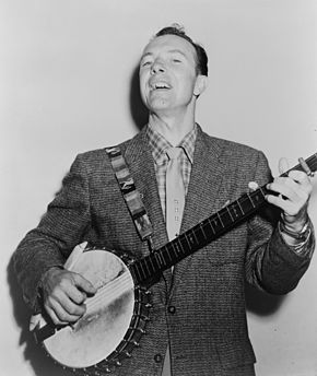 Pete Seeger et son fameux banjo amélioré, en 1955.