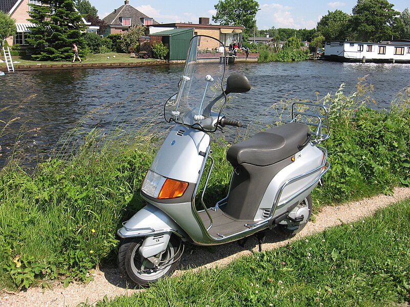 File:Piaggio Sfera 50.jpg