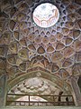 Òcul perforat al sostre d'inspiració safàvida del Hasht Behesht, palau d'Isfahan (Iran)