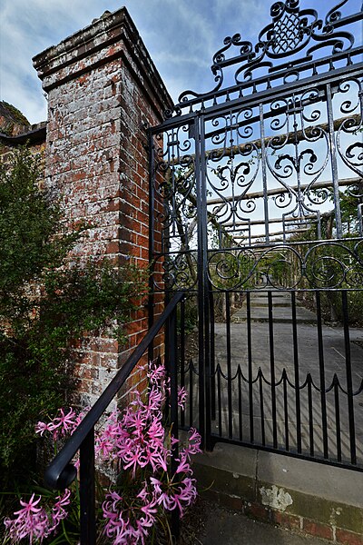 File:Polesden Lacey, The entrance gate to the rose garden - geograph.org.uk - 5585989.jpg