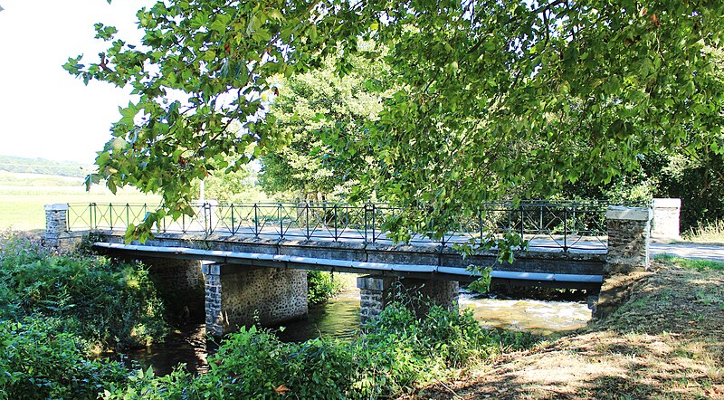 File:Pont de Lassales (Hautes-Pyrénées) sur le Gers 1.jpg